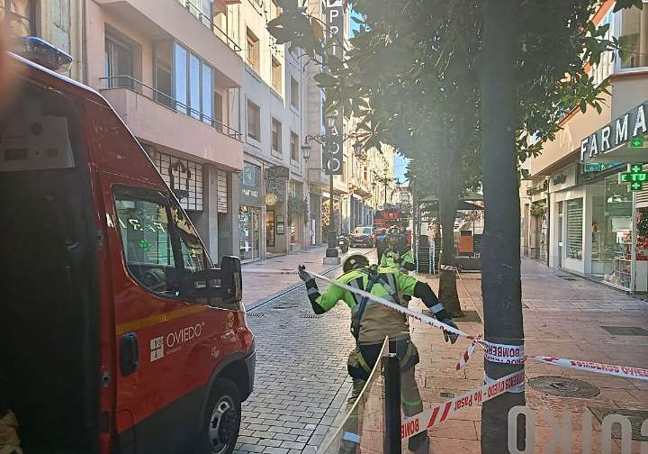 La policía corta una calle de Oviedo por un hombre que se podía precipitar desde una azotea
