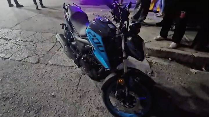 Joven motociclista termina con pierna destrozada tras ser embestido por automovilista