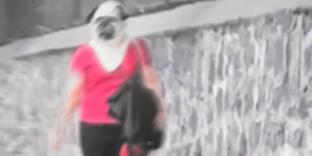 Mujer con cabeza de perro es captada caminando por las calles