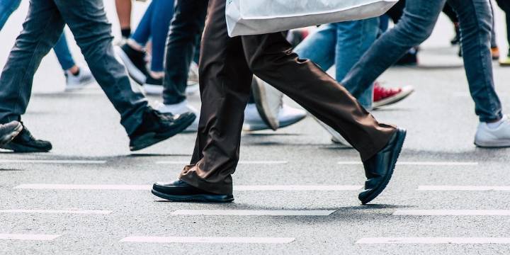 Prohibido caminar rápido: el país europeo que ha impuesto un límite de velocidad a los peatones