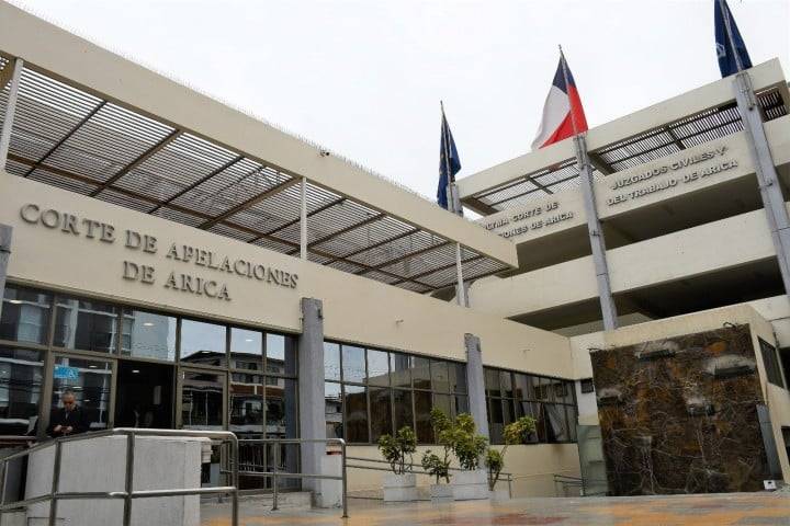 Hombre muere a tiros en la Corte de Apelaciones tras apuñalar a administrador