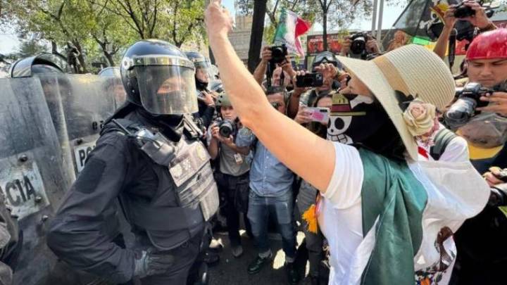 Policías frenan marcha de la Generación Z antes de llegar al Zócalo; ‘¡déjennos pasar!’, exigen manifestantes