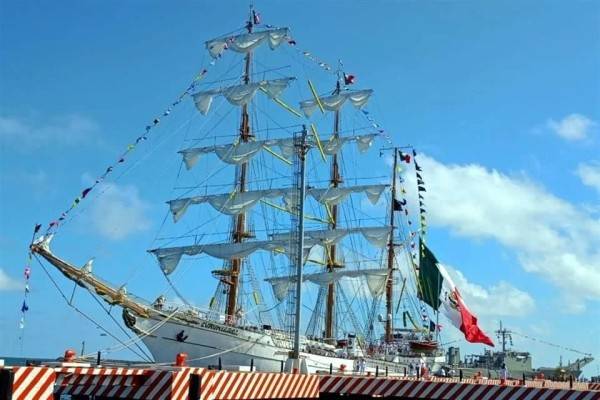 Reaparece buque Cuauhtémoc en puerto de Veracruz
