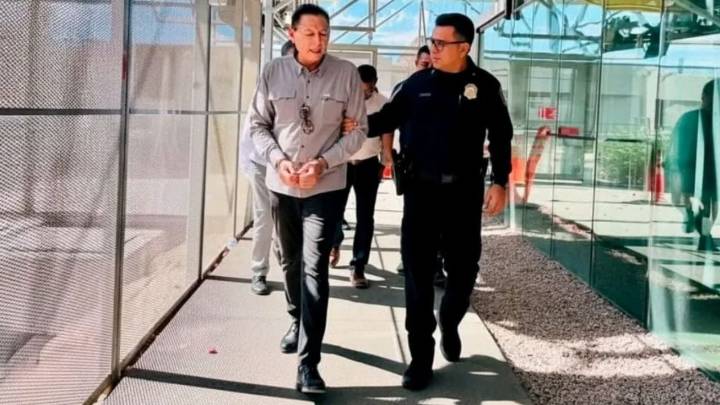 Detienen y esposan al alcalde de San Luis Río Colorado al cruzar a Estados Unidos