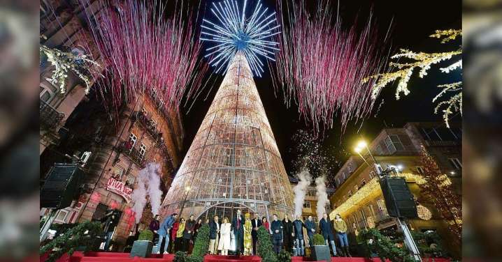 Vigo enciende 12 millones de LED que iluminan 460 calles por la Navidad