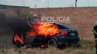Acusaron a dos hombres que robaron un auto y al rato lo quemaron en Centenario