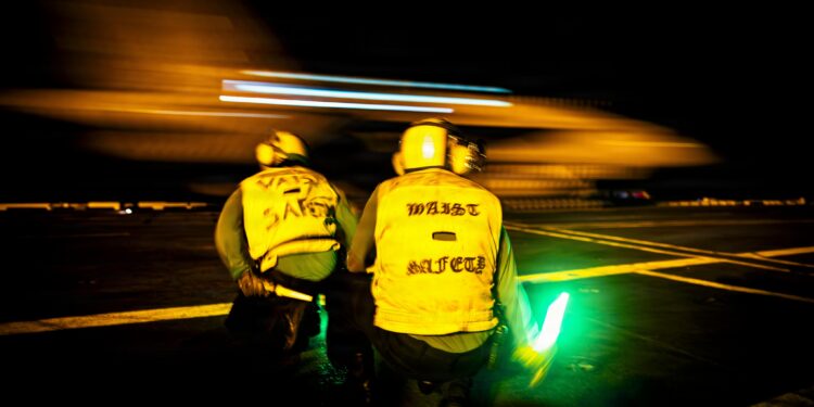 El portaaviones Gerald Ford lleva a cabo maniobras nocturnas en el Caribe: ‘La cubierta nunca descansa’