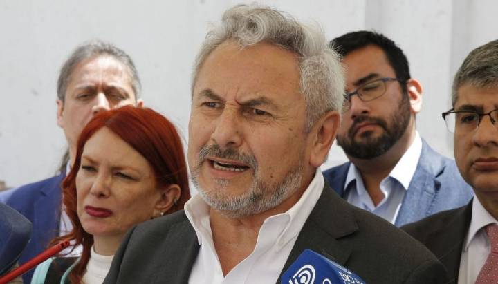 Presentan querella contra diputado Cosme Mellado tras denuncia por abuso sexual