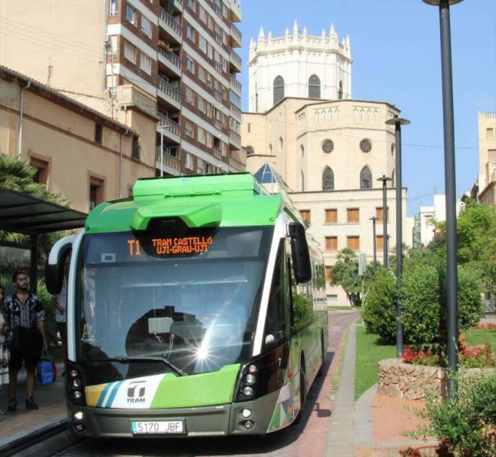 Colisión entre un vehículo y el Tram en la Avenida del Mar de Castellón esta mañana