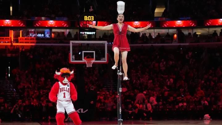 Popular performer Red Panda makes NBA return, roughly 4 months after breaking wrist in fall