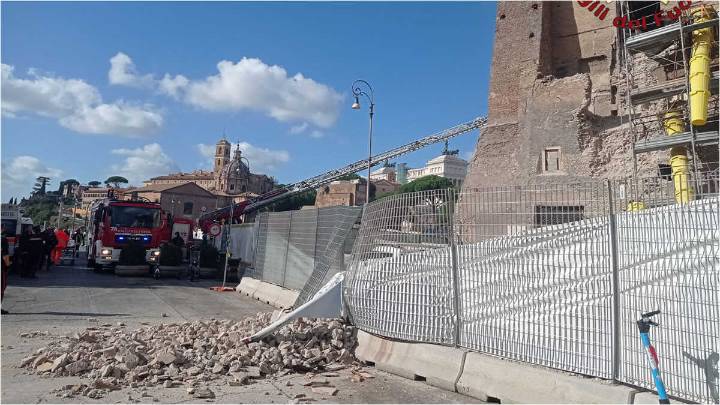 Doble derrumbe en la Torre dei Conti de Roma: un trabajador sigue atrapado entre los escombros