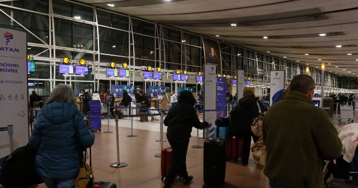 Tráfico aéreo de pasajeros en el Aeropuerto de Santiago cayó por tercer mes consecutivo
