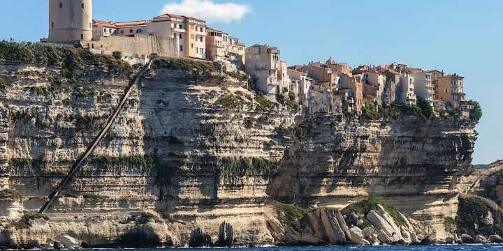 Bonifacio, la ciudad suspendida sobre acantilados que cautiva a Europa