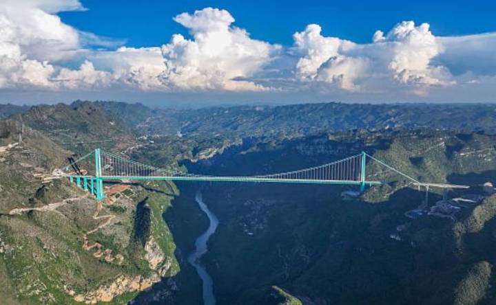 VIDEO: Colapsa puente gigante de 758 metros de largo en China; apenas lo inauguraron este año