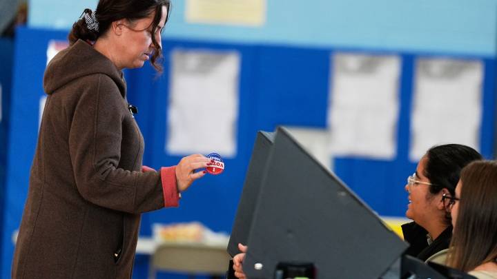 NJ polls to stay open until 9 p.m. following bomb threats
