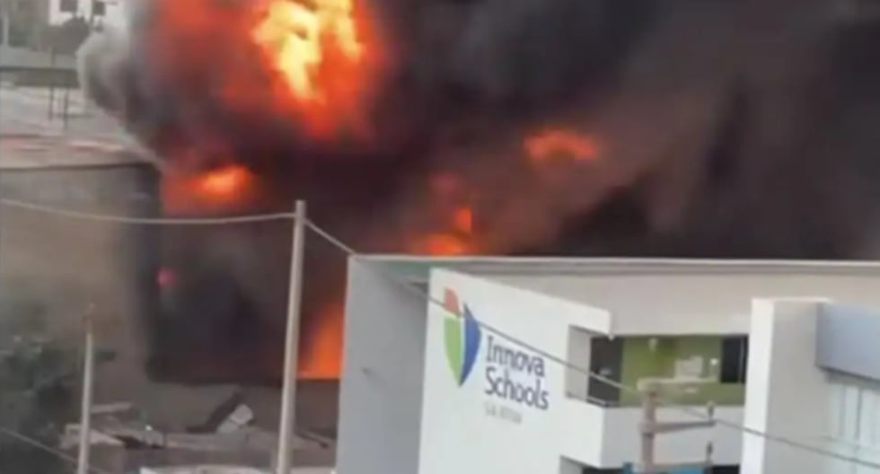 San Juan de Lurigancho: DRELM recomienda suspender clases presenciales por incendio en almacén de plásticos 