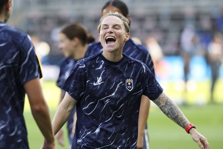 Deadspin | Reign bringing back M Jess Fishlock for 14th campaign