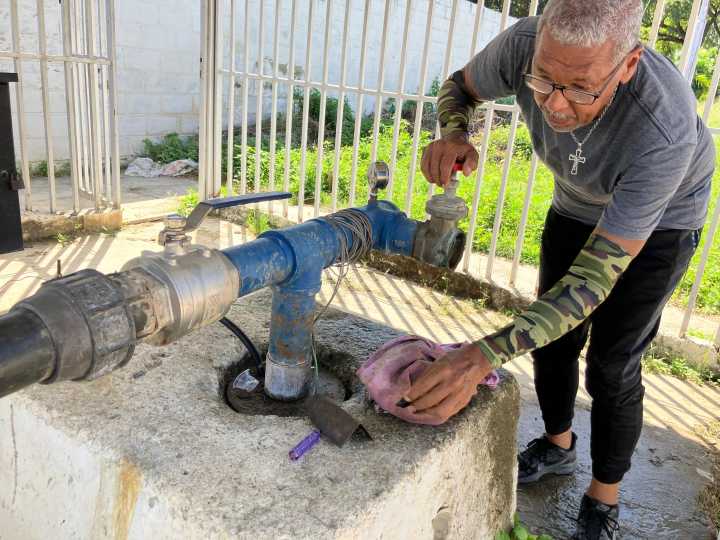 Alcaldía y comunidad restituyen servicio de agua potable en Los Robles