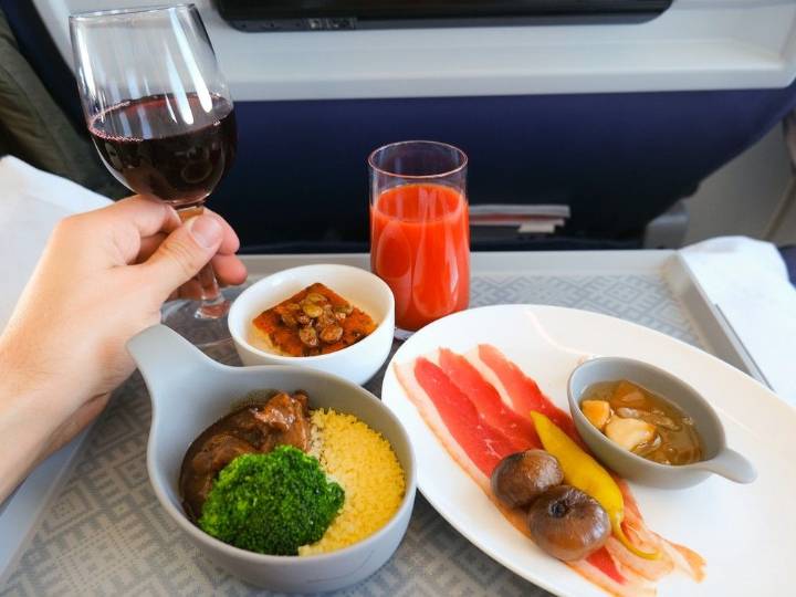 What you should eat, drink and avoid when flying, according to experts
