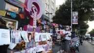 Colocan ofrenda en la Antimonumenta en memoria de víctimas de feminicidio y desaparición