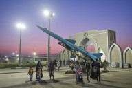 Irán exhibe su poderío militar en Teherán con misiles y drones...