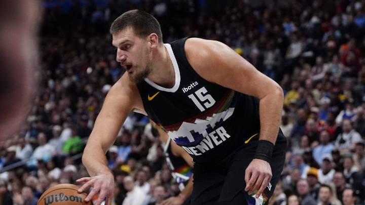Triple doble de Jokic pone a los Nuggets por encima de los Pelicans