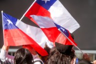 Adherentes de Kaiser cantan estrofa del himno nacional asociada con la dictadura durante cierre de campaña