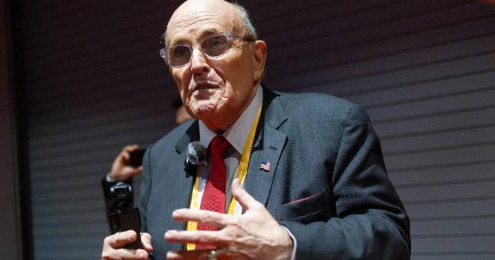 Indulta Trump a Rudy Giuliani y otros acusados de intentar revertir elecciones de 2020