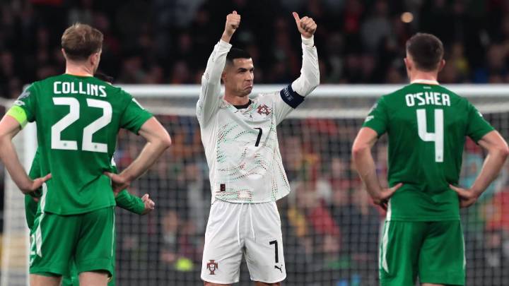 Cristiano Ronaldo, expulsado ante Irlanda, se va aplaudiendo al público y Portugal tiene que esperar para clasificarse para el Mundial