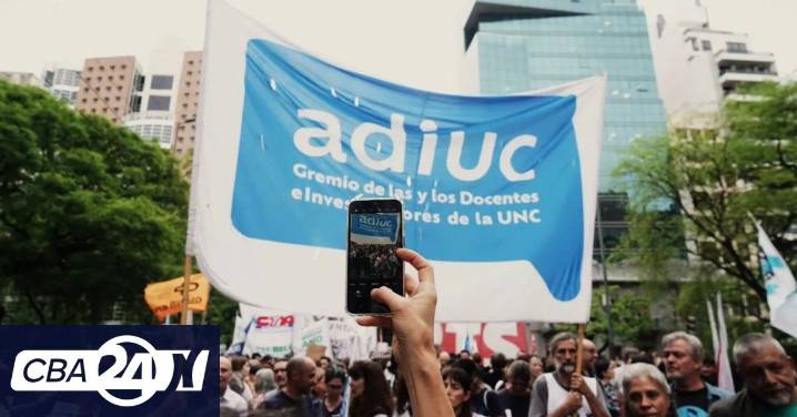 Docentes universitarios realizan un paro este miércoles, jueves y viernes
