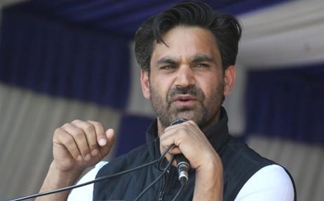 Waheed Para Raps Govt Over Social Media Surveillance in J&K