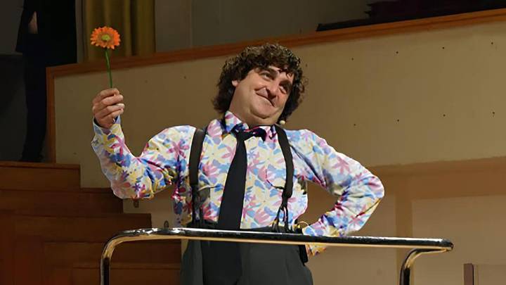 La banda de música de Almendralejo celebra Santa Cecilia junto al clown Lolo Fernández