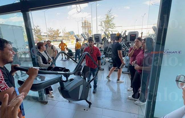 Reclaman usuarios a Family Fitness por desalojo; los echan a la calle en medio de sus rutinas