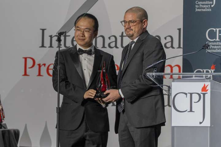 Exiliados o en prisión: periodistas de Ecuador y China ganan premio CPJ a libertad prensa