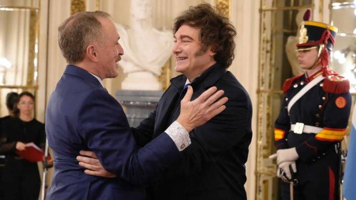 Antes de su viaje a Miami y Nueva York, Milei recibió a Peter Lamelas, el nuevo embajador de Estados Unidos, en la Casa Rosada