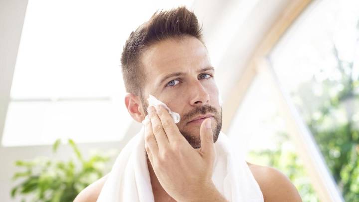 Así se cuidan los hombres elegantes: los mejores champús para pelo y barba con los que tendrás un rostro impoluto