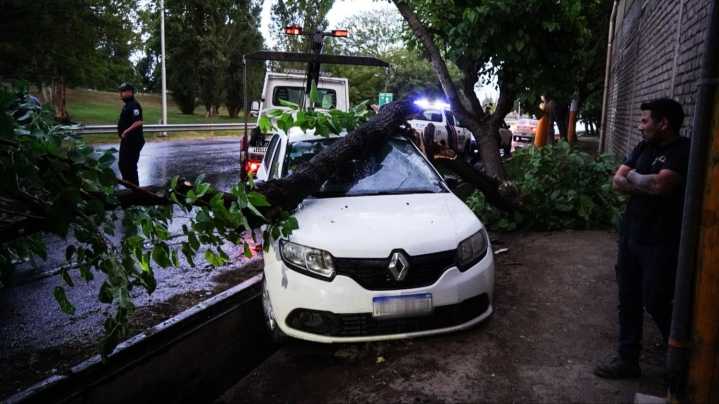 Dos conductores perdieron el control del vehículo por la lluvia y terminaron chocando