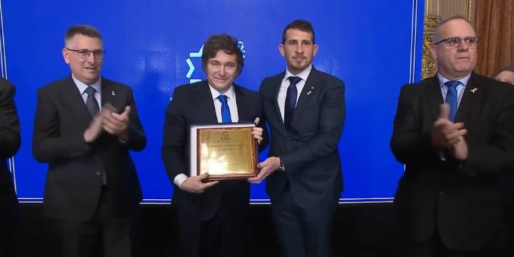 Javier Milei recibió un reconocimiento de la DAIA: “En Argentina tenemos tolerancia cero al antisemitismo”