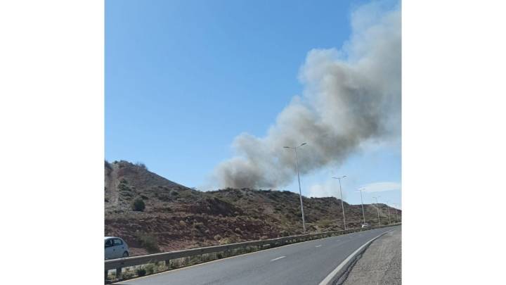 La ciudad de Centenario se cubrió de humo negro por un incendio en un centro de acopio de residuos en la meseta