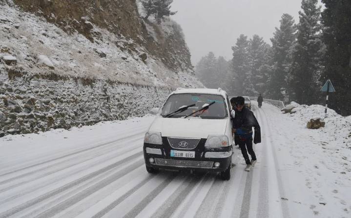 Mughal Road closed amid fresh snowfall