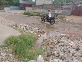 Vecinos de Villa Tablita luchan contra las aguas negras que inundan...