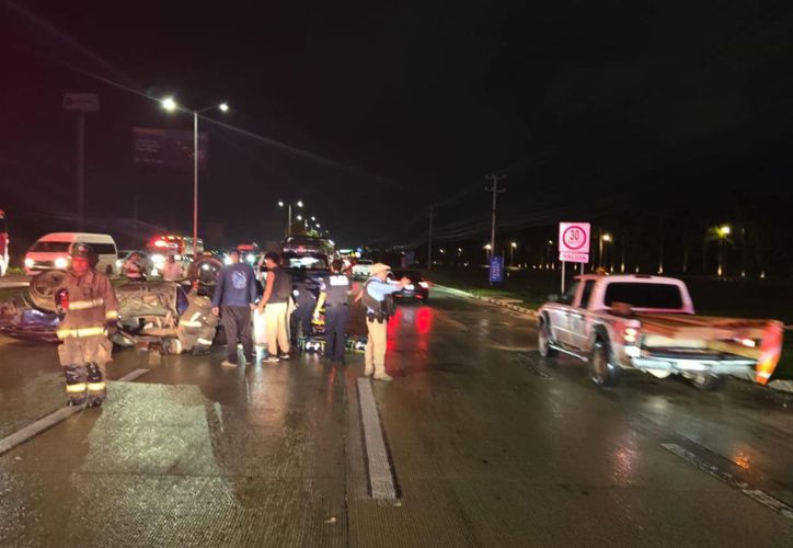 Volcadura sobre el Boulevard Colosio en Cancún: reportan lesionados