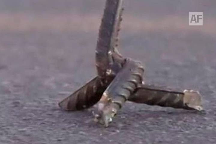 Arrojan poncha-llantas en la carretera a Playa Cuyutlán; Ayuntamiento de Armería pide extremar precauciones