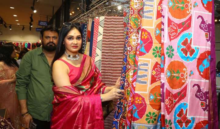Socialite Koyal Chandak inaugurates 5-day Patola art expo at Banjara Hills