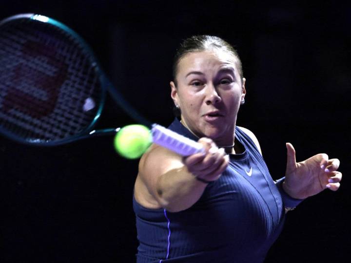 Amanda Anisimova elimina a Iga Swiatek y avanza a semifinales de las WTA Finals