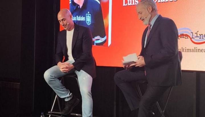 Expresidente de RFEF Luis Rubiales, atacado durante la presentación de su libro en Madrid