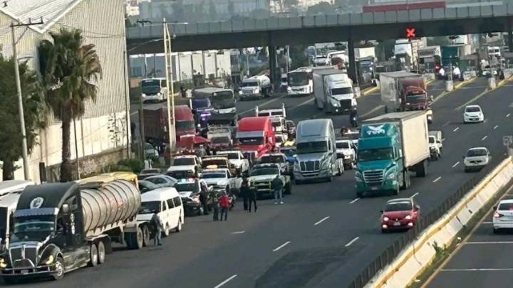 Cierran carretera México-Querétaro por accidente vial, a la altura del kilómetro 57