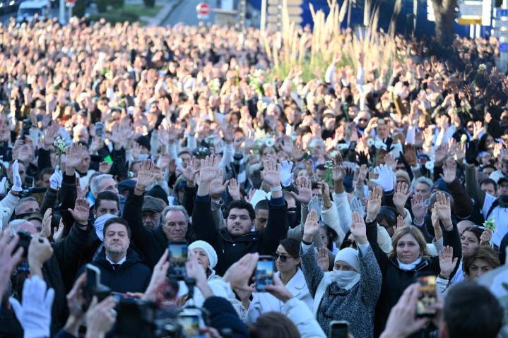 Miles marchan en Marsella para denunciar violencia por drogas tras asesinato de hermano de activista