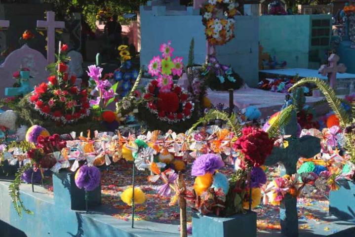 Salvadoreños rinden homenaje y celebran a sus muertos (+Fotos)