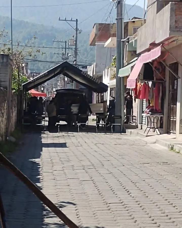 En completa soledad, familiares velan a Víctor Manuel, menor acusado de matar al Carlos Manzo, ...